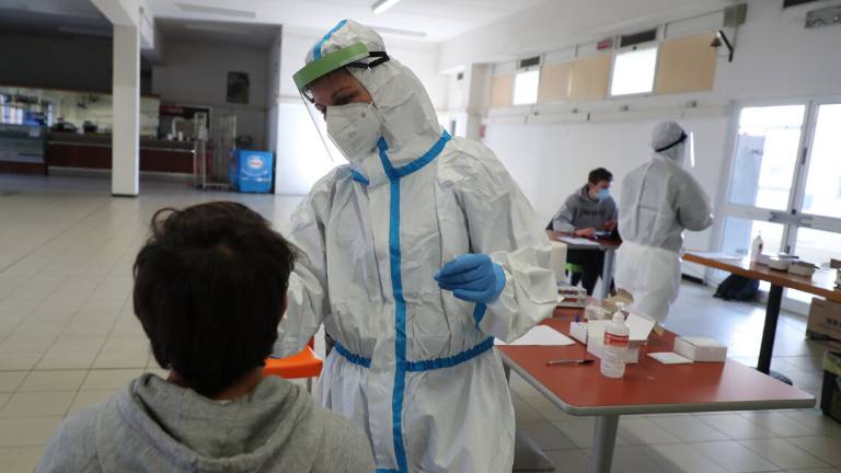 Imola, screening di massa all'Itis con tamponi di terza generazione Imola, screening di massa all'Itis con tamponi di terza generazione