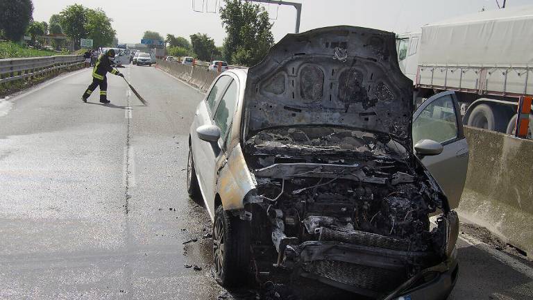Ravenna, pauroso incidente: un'auto prende fuoco dopo un tamponamento Ravenna, pauroso incidente: un'auto prende fuoco dopo un tamponamento