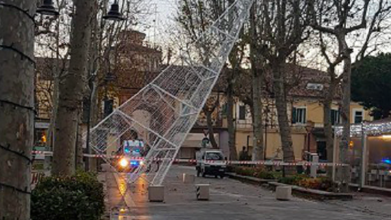 Cervia, trovato l'automobilista che ha abbattuto la piramide Cervia, trovato l'automobilista che ha abbattuto la piramide