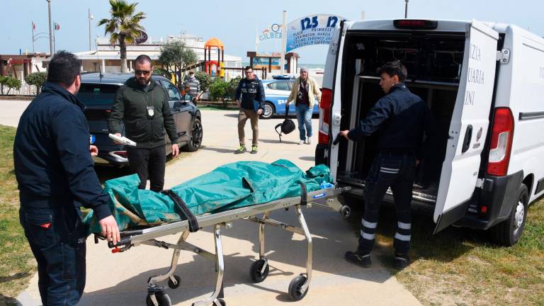 Rimini, donna muore mentre fa il bagno al mare, un giovane nordafricano ha provato a salvarla VIDEO Rimini, donna muore mentre fa il bagno al mare, un giovane nordafricano ha provato a salvarla VIDEO