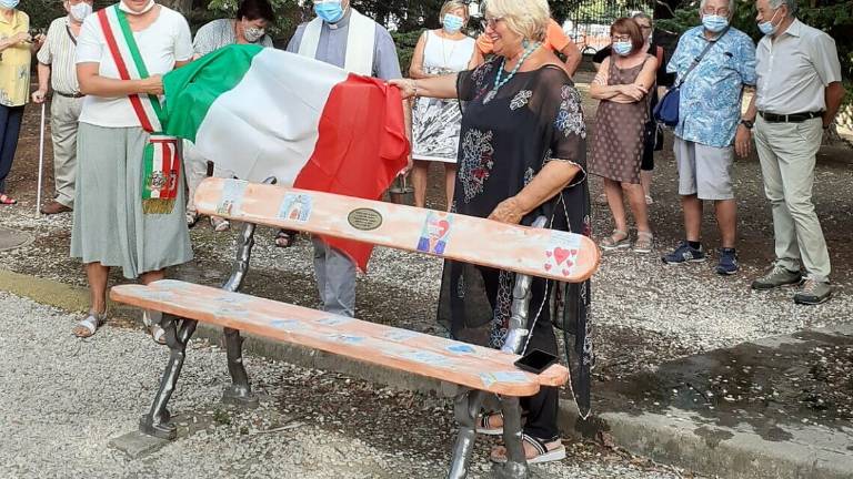 Faenza, inaugurata la panchina dei nonni Faenza, inaugurata la panchina dei nonni