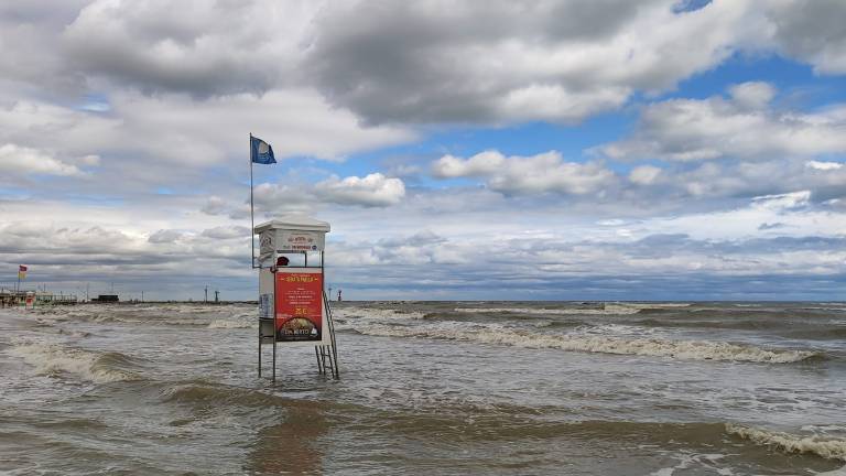 Mareggiate, l'Adriatico si è divorato la spiaggia: lettini e ombrelloni in acqua Mareggiate, l'Adriatico si è divorato la spiaggia: lettini e ombrelloni in acqua