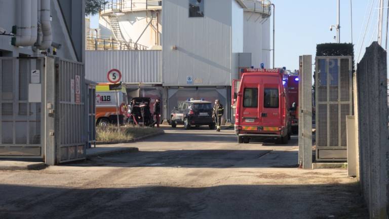 Marina di Ravenna, 4 operai intossicati da una nube di gas Marina di Ravenna, 4 operai intossicati da una nube di gas