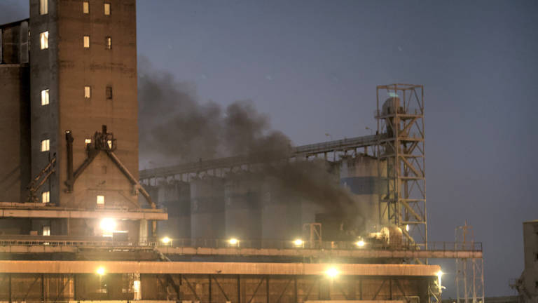 Ravenna, un vasto incendio alla Docks Cereali - Gallery Ravenna, un vasto incendio alla Docks Cereali - Gallery