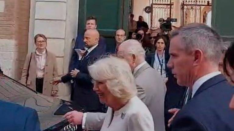 L’affetto di Ravenna per Carlo e Camilla: applausi all’uscita del museo Byron VIDEO L’affetto di Ravenna per Carlo e Camilla: applausi all’uscita del museo Byron VIDEO