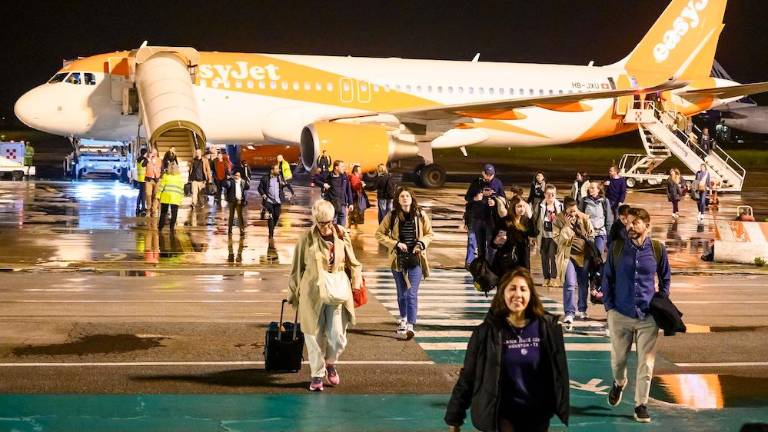 Rimini, festa con musica e gastronomia per l’arrivo dei voli da Basilea e Londra GALLERY Rimini, festa con musica e gastronomia per l’arrivo dei voli da Basilea e Londra GALLERY