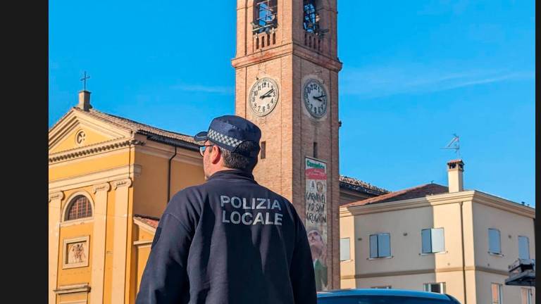Conselice, crea scompiglio a un funerale, poi prende a calci i poliziotti: donna denunciata Conselice, crea scompiglio a un funerale, poi prende a calci i poliziotti: donna denunciata