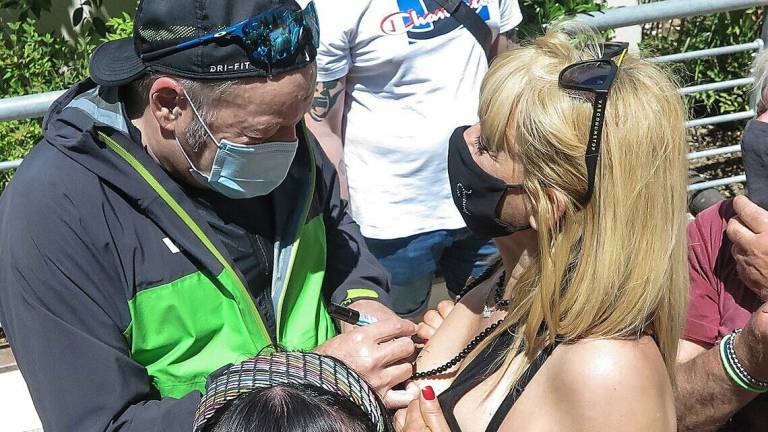 A Rimini Vasco Rossi autografa anche i seni FotoGallery A Rimini Vasco Rossi autografa anche i seni FotoGallery