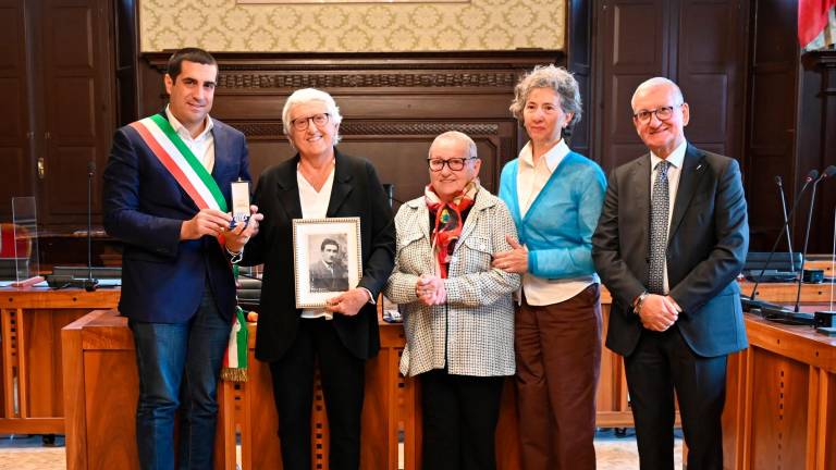 Ravenna. Consegnate le Medaglie d’onore ai familiari dei militari internati nei lager nazisti Ravenna. Consegnate le Medaglie d’onore ai familiari dei militari internati nei lager nazisti