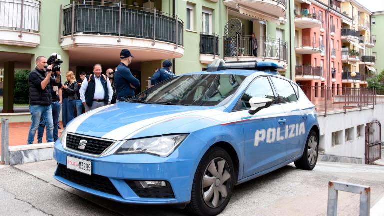 La polizia davanti al condominio di via Del Ciclamino