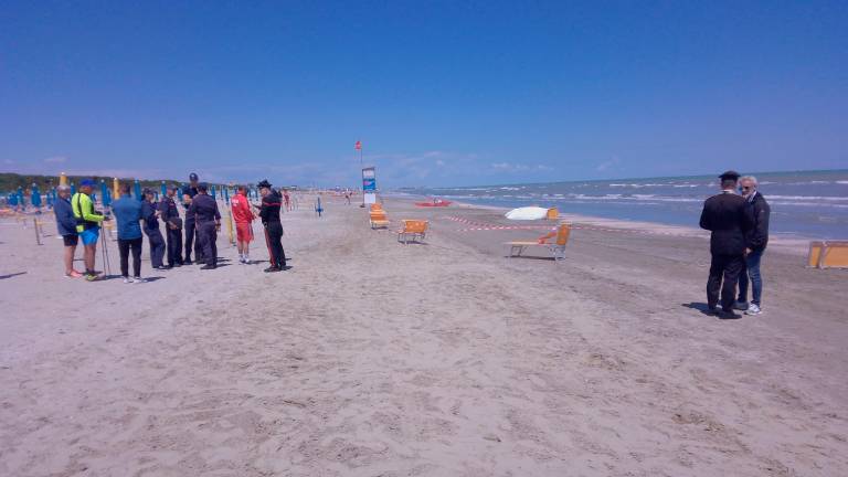 Cervia, tragedia in spiaggia: travolta e uccisa da una ruspa a Pinarella - Gallery Cervia, tragedia in spiaggia: travolta e uccisa da una ruspa a Pinarella - Gallery