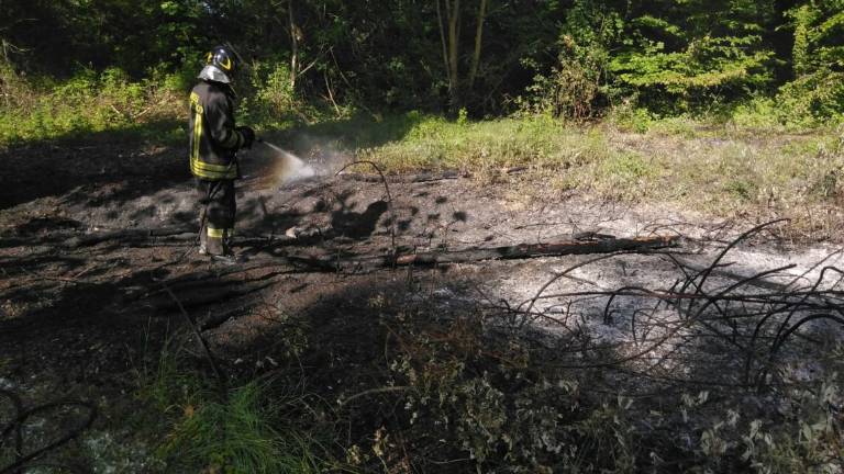 Lido di Classe, Vigili del fuoco al lavoro per spegnere incendio Lido di Classe, Vigili del fuoco al lavoro per spegnere incendio