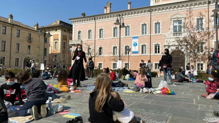 Ravenna, protesta anti dad con lezione all'aperto in piazza Kennedy Ravenna, protesta anti dad con lezione all'aperto in piazza Kennedy