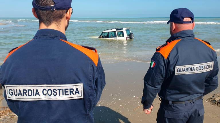 Riccione, prova a guadare la foce del Marano col fuoristrada ma rimane incagliato - Gallery Riccione, prova a guadare la foce del Marano col fuoristrada ma rimane incagliato - Gallery