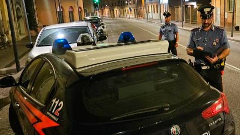 Entra dal garage e ruba in casa quello che trova ma i carabinieri lo bloccano in una stanza Entra dal garage e ruba in casa quello che trova ma i carabinieri lo bloccano in una stanza