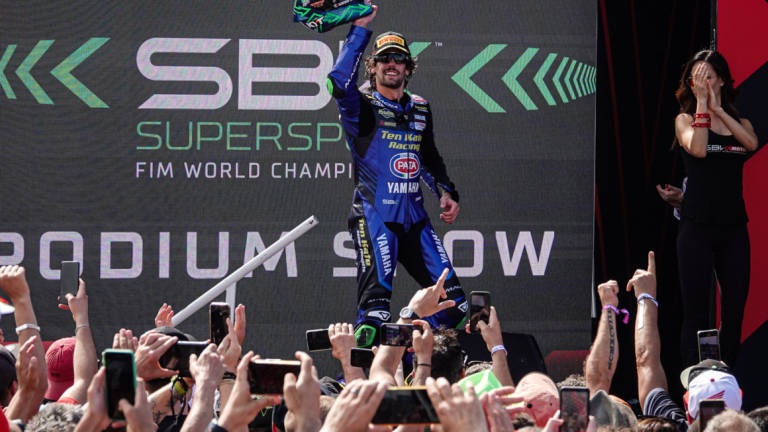 Supersport, Bulega si arrende all'ultimo giro alla rimonta capolavoro di Manzi Supersport, Bulega si arrende all'ultimo giro alla rimonta capolavoro di Manzi