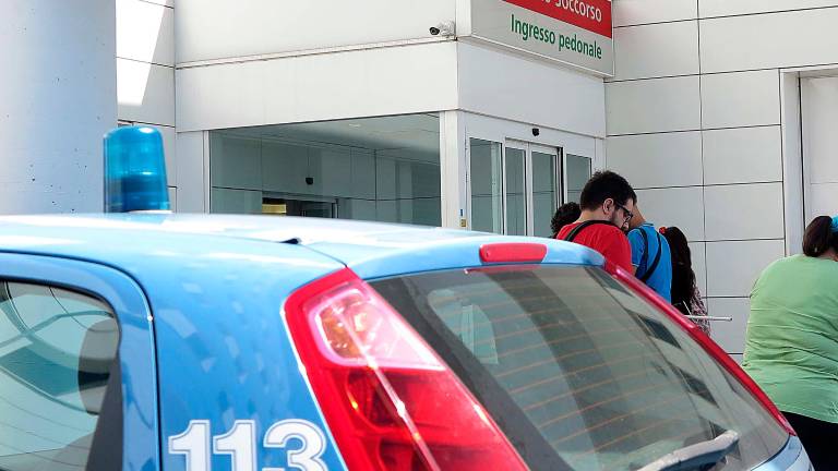 La polizia al pronto soccorsa La polizia al pronto soccorsa