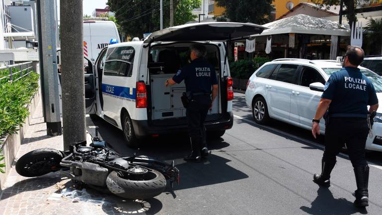 Rimini, incidente: la corsa della moto termina contro un palo, gravi un uomo e una ragazza - Gallery Rimini, incidente: la corsa della moto termina contro un palo, gravi un uomo e una ragazza - Gallery