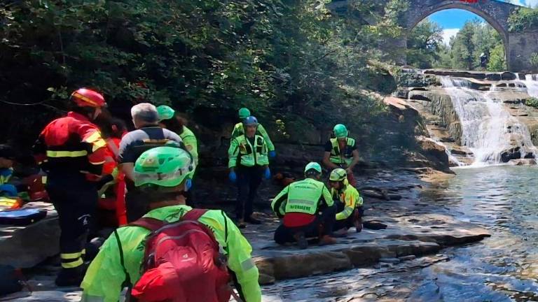 Ragazza colta da malore alla cascata soccorsa e trasportata con l’elimedica Ragazza colta da malore alla cascata soccorsa e trasportata con l’elimedica