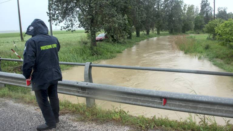Maltempo, emergenza anche a Ravenna ondata di piena attesa per le 19.30. Rischio esondazioni. Non uscite, salite ai piani alti Maltempo, emergenza anche a Ravenna ondata di piena attesa per le 19.30. Rischio esondazioni. Non uscite, salite ai piani alti