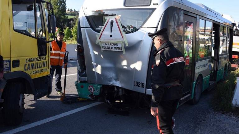 Incidente tra bus e furgone a Rimini sulla consolare per San Marino Incidente tra bus e furgone a Rimini sulla consolare per San Marino