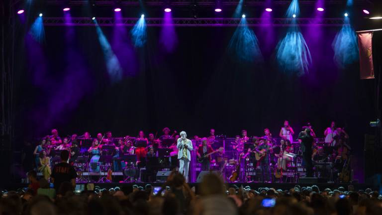 Rimini, la Donna Cannone di De Gregori fa decollare la Notte Rosa Rimini, la Donna Cannone di De Gregori fa decollare la Notte Rosa