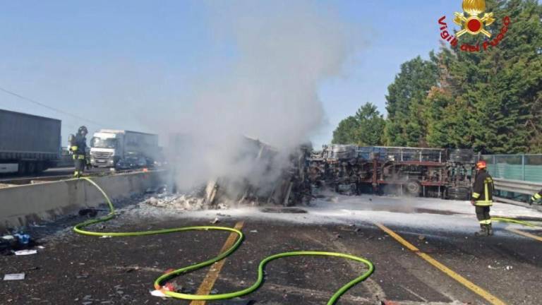 Forlì, camion a fuoco: riaperta una corsia dell’A14. Tre chilometri di coda VIDEO GALLERY Forlì, camion a fuoco: riaperta una corsia dell’A14. Tre chilometri di coda VIDEO GALLERY
