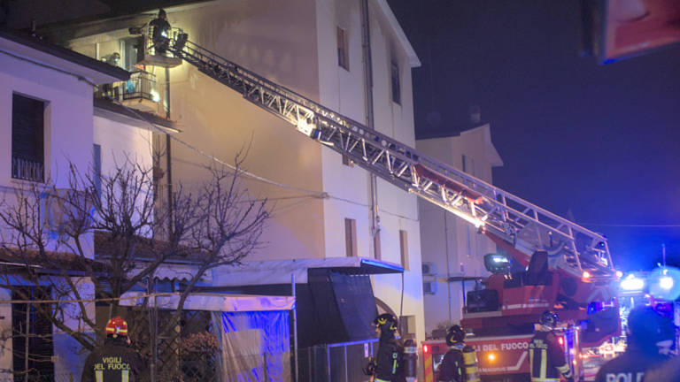 Ravenna, incendio nella notte in un appartamento: 7 intossicati - VIDEO GALLERY Ravenna, incendio nella notte in un appartamento: 7 intossicati - VIDEO GALLERY