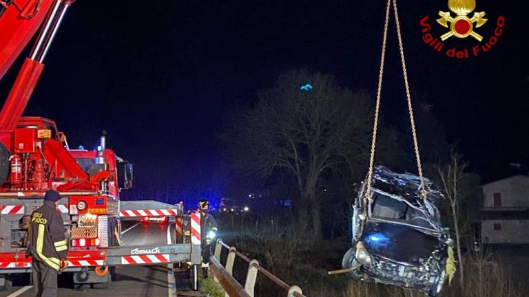 Cusercoli. Auto finisce nel fiume Bidente Cusercoli. Auto finisce nel fiume Bidente