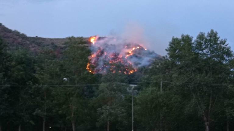 Borghi, incendio ormai domato ma il lavoro del 115 prosegue dopo 14 ore Borghi, incendio ormai domato ma il lavoro del 115 prosegue dopo 14 ore