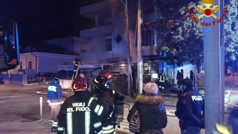 Rimini, incendio nella notte al negozio di zootecnia in via Marecchiese Rimini, incendio nella notte al negozio di zootecnia in via Marecchiese