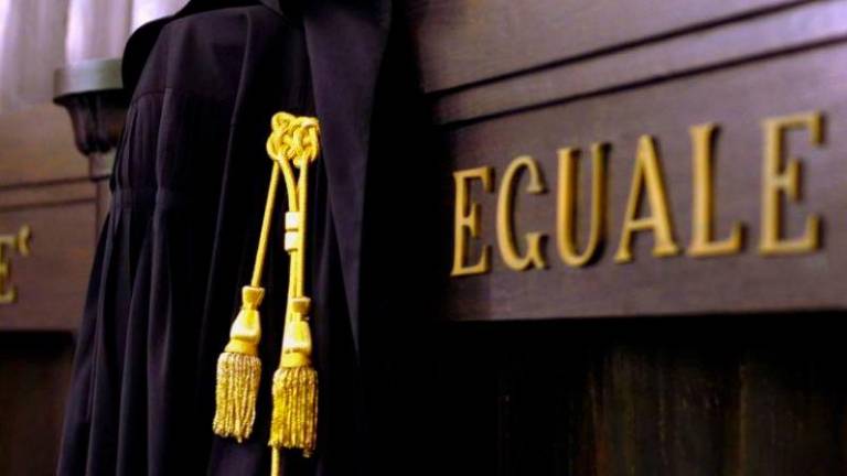 Una toga in un’aula di giustizia Una toga in un’aula di giustizia