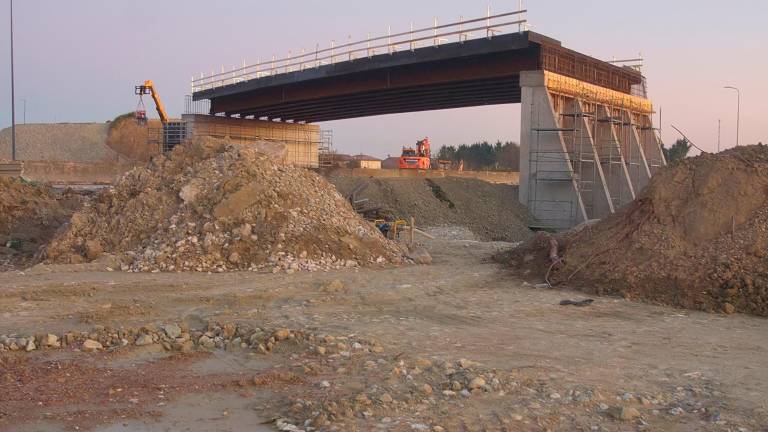 L’impalcato del nuovo ponte (foto Massimo Fiorentini) L’impalcato del nuovo ponte (foto Massimo Fiorentini)