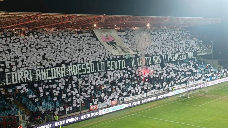 La curva Mare rende omaggio a Pantani prima della palla al centro La curva Mare rende omaggio a Pantani prima della palla al centro