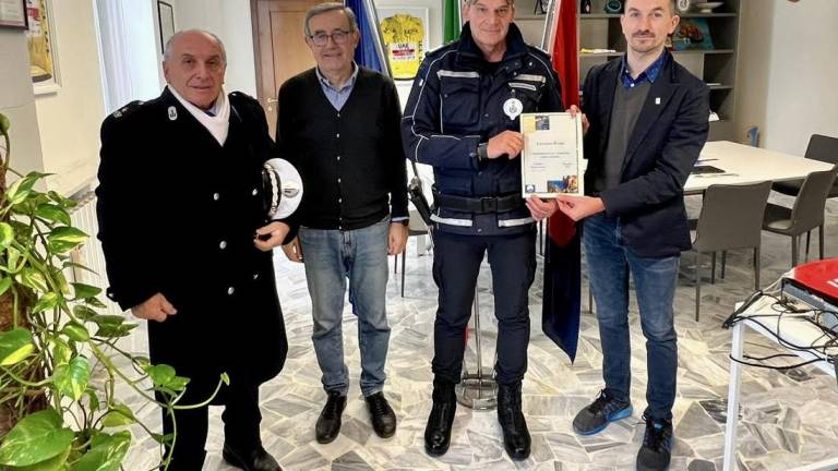 Cesenatico: agente di polizia locale premiato per i successi ai campionati di tiro dinamico Cesenatico: agente di polizia locale premiato per i successi ai campionati di tiro dinamico