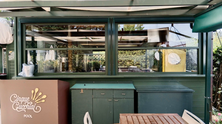 Nell’esclusivo resort Villa Abbondanzi bar e gazebo abusivi. Intesa con il Comune di Faenza, slitta la demolizione Nell’esclusivo resort Villa Abbondanzi bar e gazebo abusivi. Intesa con il Comune di Faenza, slitta la demolizione