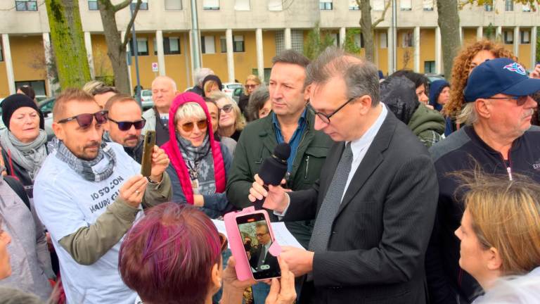 Ravenna, processo al dottor Guerra: un centinaio di sostenitori fuori dal tribunale - Gallery Ravenna, processo al dottor Guerra: un centinaio di sostenitori fuori dal tribunale - Gallery