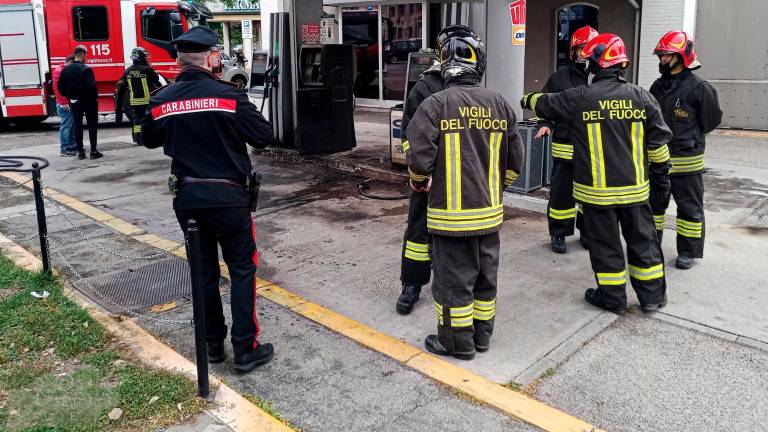 Ravenna, folle incendio doloso a distributore di benzina di via Candiano. Evitata l’esplosione. Bloccato il responsabile FOTO E VIDEO