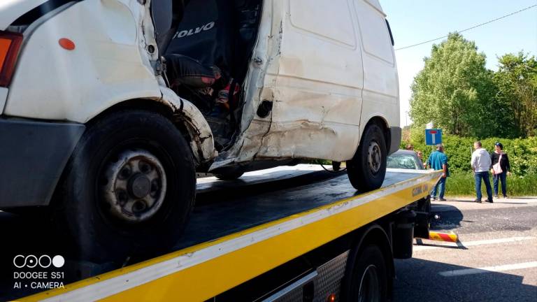 Cotignola, incidente: violento impatto tra un’auto e un furgone, due feriti