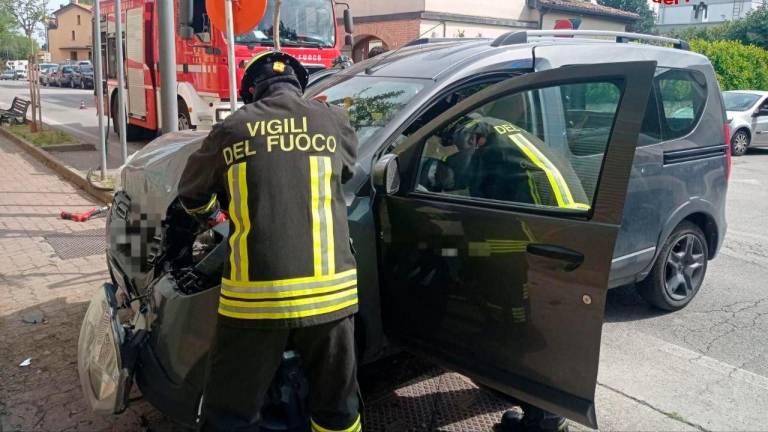 Meldola, incidente: si schianta con l’auto contro il muro di un edificio