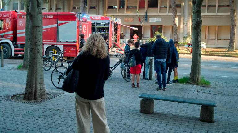 Ravenna, incendio all’interno della scuola Don Minzoni. Salta in rientro in classe: niente lezioni il 3 aprile Ravenna, incendio all’interno della scuola Don Minzoni. Salta in rientro in classe: niente lezioni il 3 aprile