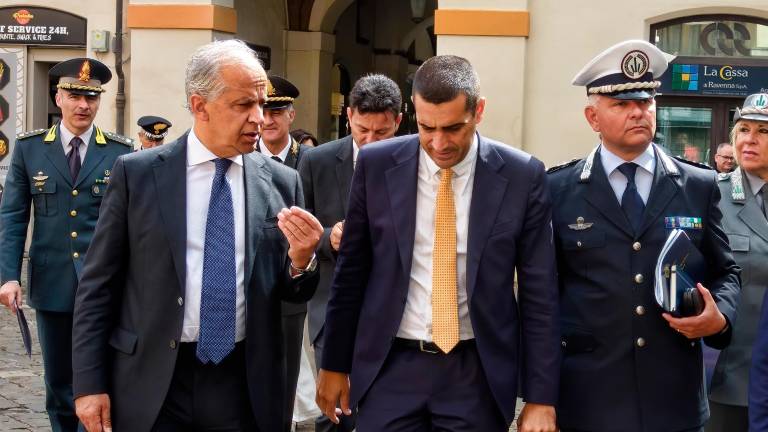 Il ministro dell’Interno Matteo Piantedosi con il presidente della Regione Emilia-Romagna Michele De Pascale Il ministro dell’Interno Matteo Piantedosi con il presidente della Regione Emilia-Romagna Michele De Pascale