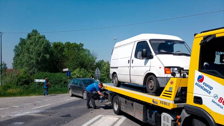 Cotignola, incidente: violento impatto tra un’auto e un furgone, due feriti