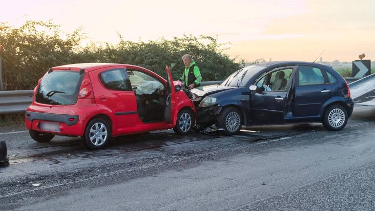 Le auto coinvolte nell’incidente. Foto Massimo Fiorentini Le auto coinvolte nell’incidente. Foto Massimo Fiorentini