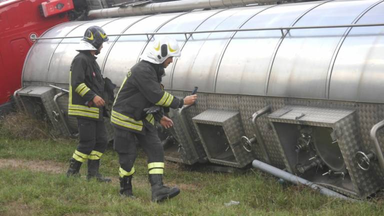 Ravenna. Camion cisterna si ribalta: allarme per la fuoriuscita di alcol metilico Ravenna. Camion cisterna si ribalta: allarme per la fuoriuscita di alcol metilico