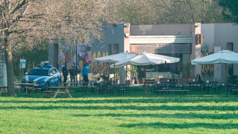 L’arrivo della polizia al Bar Teodorico nella mattinata di ieri (Fiorentini) L’arrivo della polizia al Bar Teodorico nella mattinata di ieri (Fiorentini)