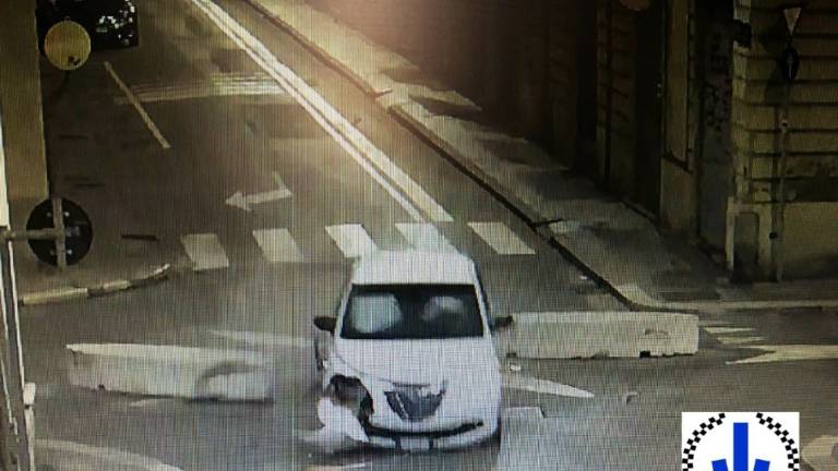 Faenza, si schiantò contro la Rosa dei venti: trovato l'automobilista Faenza, si schiantò contro la Rosa dei venti: trovato l'automobilista