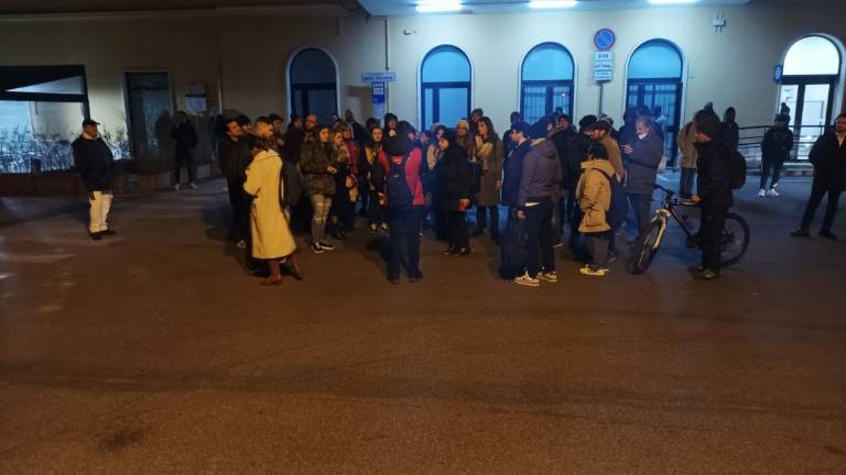 Ravenna, cancellati i treni per Bologna a causa di un convoglio merci uscito dai binari. Pendolari infuriati Ravenna, cancellati i treni per Bologna a causa di un convoglio merci uscito dai binari. Pendolari infuriati