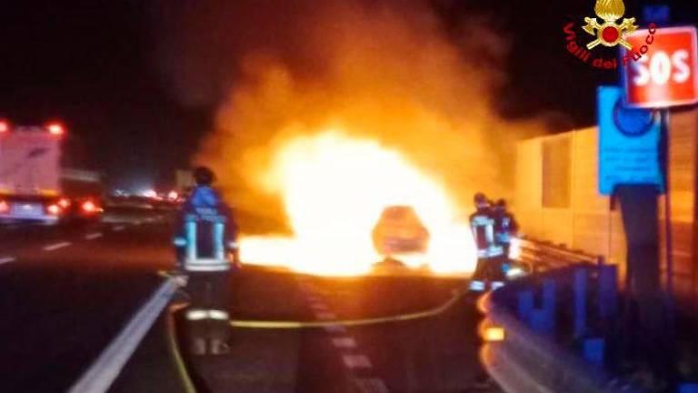 Auto in fiamme nella notte in A14 tra Forlì e Faenza Auto in fiamme nella notte in A14 tra Forlì e Faenza