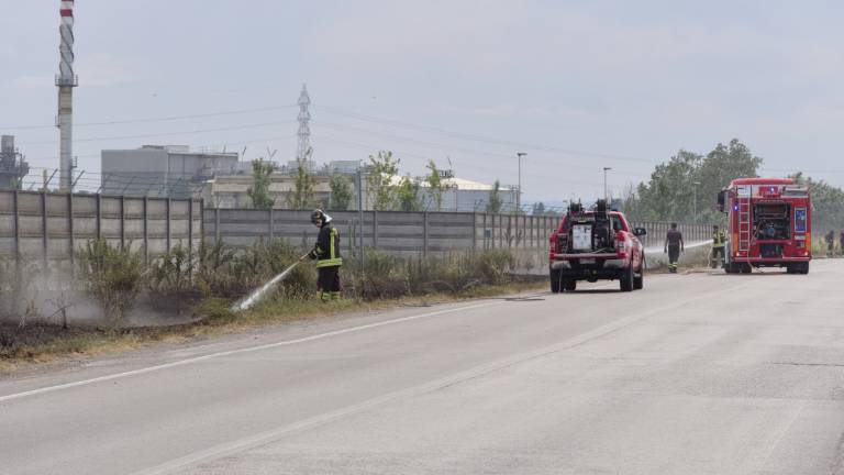 Incendio in via Magni a Ravenna. Paura al polo chimico, chiusa la strada Incendio in via Magni a Ravenna. Paura al polo chimico, chiusa la strada